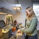 Marcel de Buck_WL_IDBV44-4885 Lisa Jansen in keuken aan aanrecht