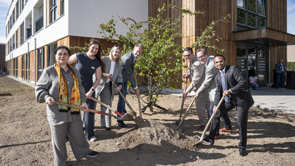 Opening van Donderhof door het planten van een wensboom
