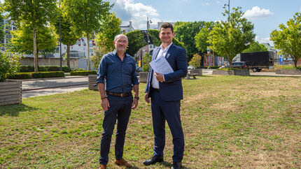 Ger Peeters (Wonen Limburg) en Marco Peters (gemeente Heerlen) op toekomstig bouwterrein Spoorsingel Heerlen